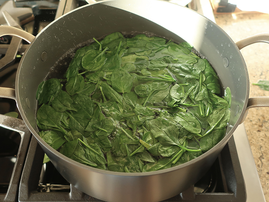 Spinach blanching in boiling water 